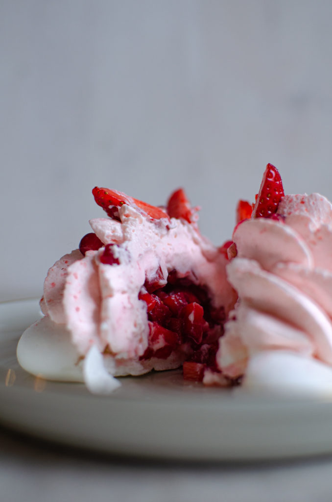 Pavlova à la fraise praline rose grenade - vue intérieure