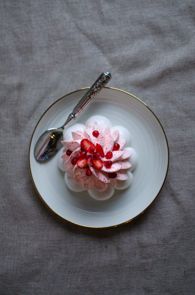 Pavlova à la fraise praline rose grenade - vue de dessus