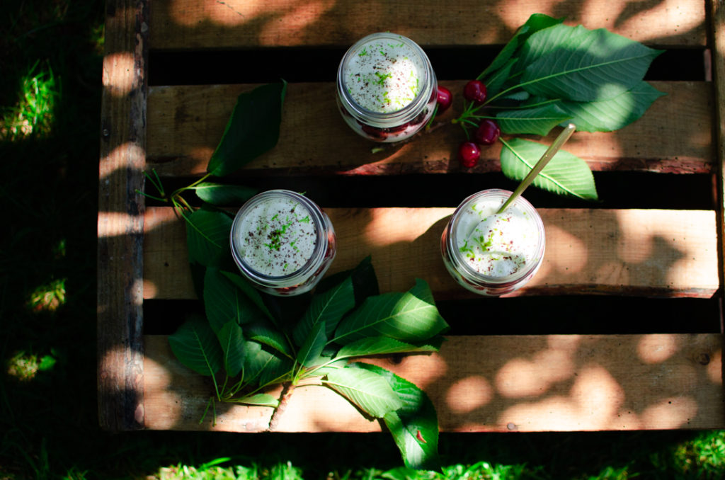 Petit pot de mousse cerises et cookies